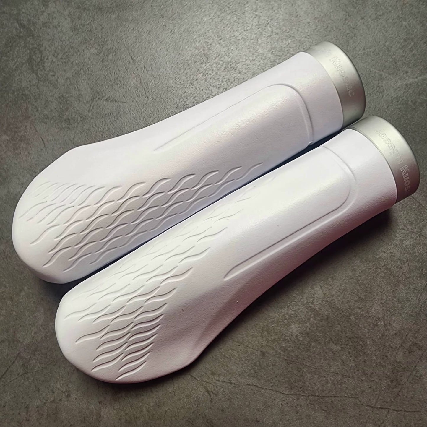 JOSEPH KUOSAC GRIP V3 WITH WHITE GRIP